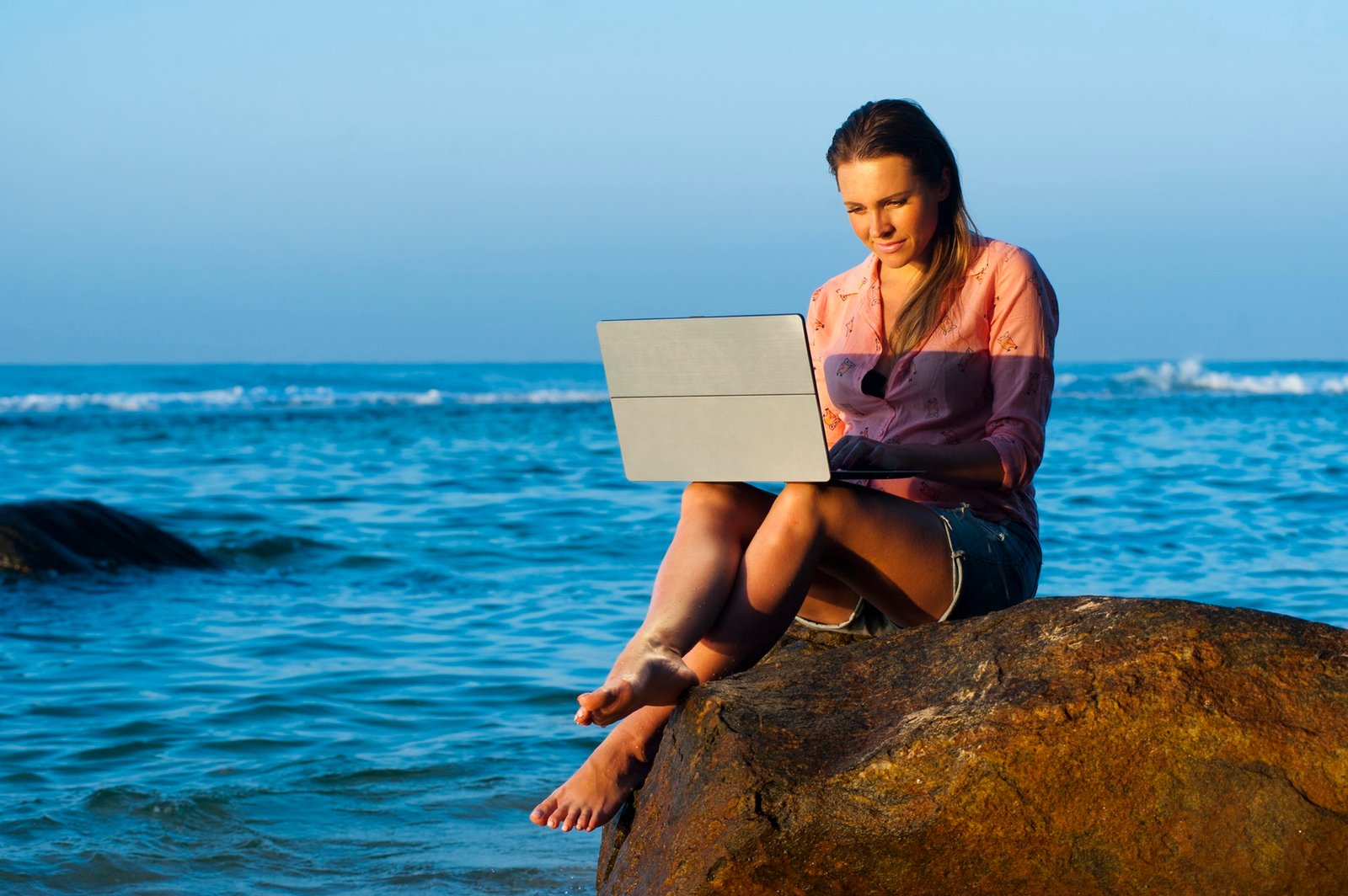 Tips for Working Remotely While Traveling the World